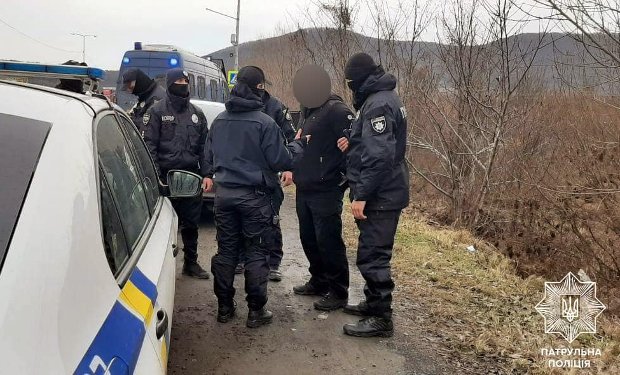 На Закарпатті патрульні затримали бойовика