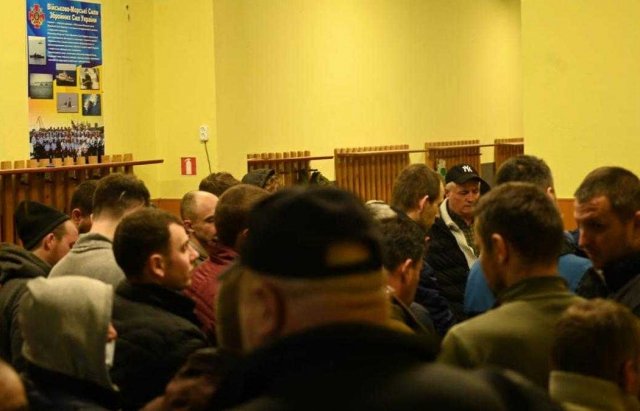 У військкоматах Закарпаття – величезні черги з добровольців