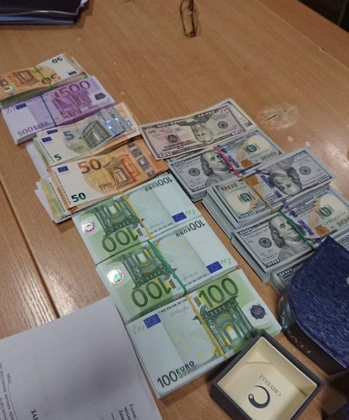 На Закарпатті 47-річна жінка намагалася вивезти в Угорщину значну суму іноземної валюти
