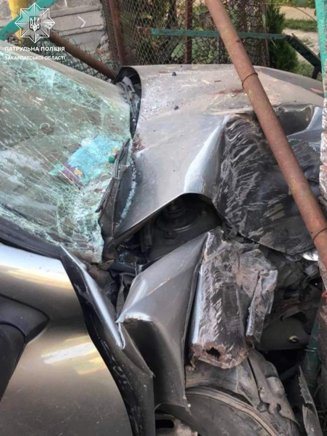 В Дунковиці на Іршавщині нетверезий водій не вписався у поворот і зніс паркан