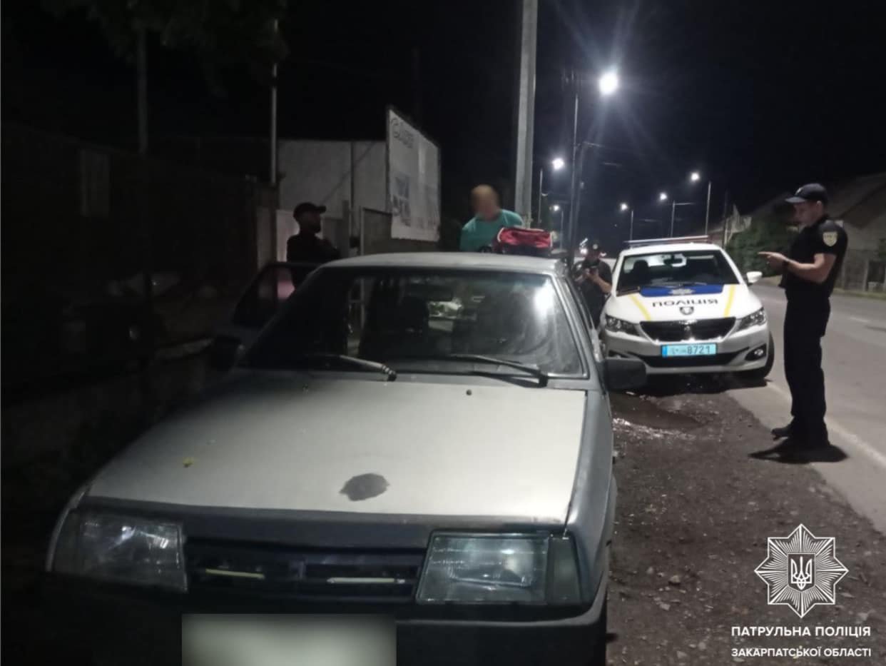 Поліція зупинила в Мукачеві водія, що вів себе неадекватно, і виявила у нього наркотики