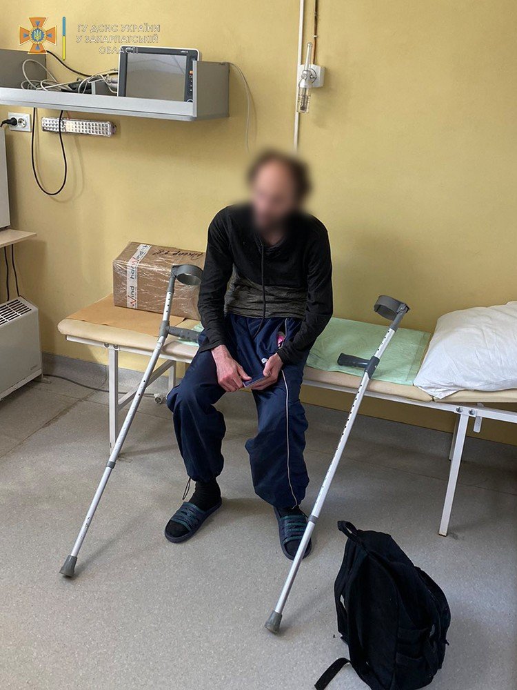 Уже кілька днів лежав у хащах: на Рахівщині у горах знайшли чоловіка, якому стало зле