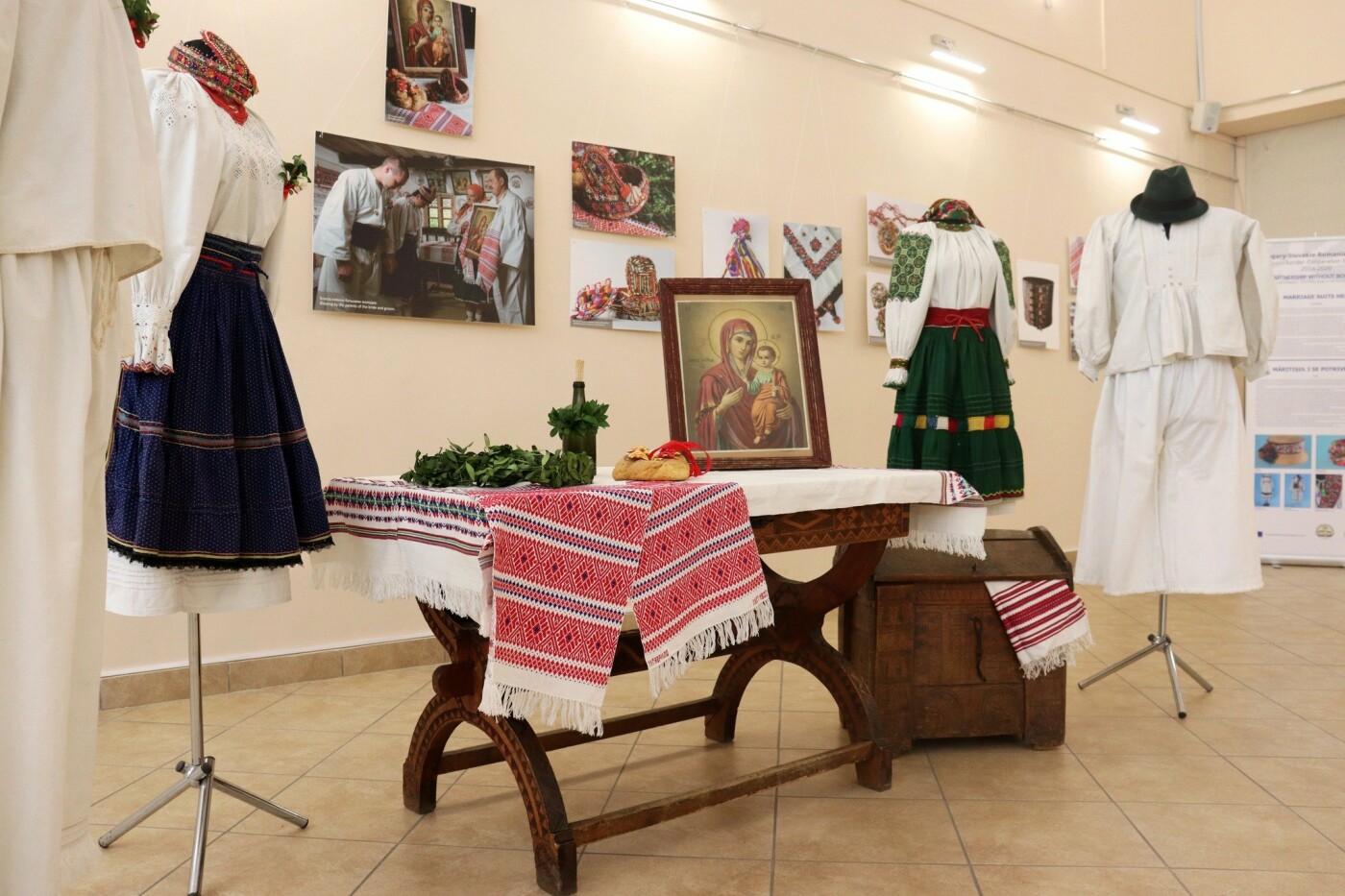 "Заміжжя їй личить" - відкрилася виставка одягу в Ужгородському скансені