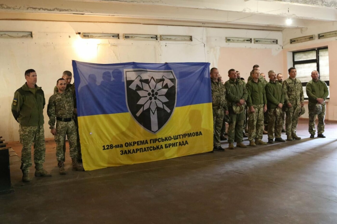 Капелан  128-ї Закарпатської бригади передав бійцям прапор, освячений у річці Йордан