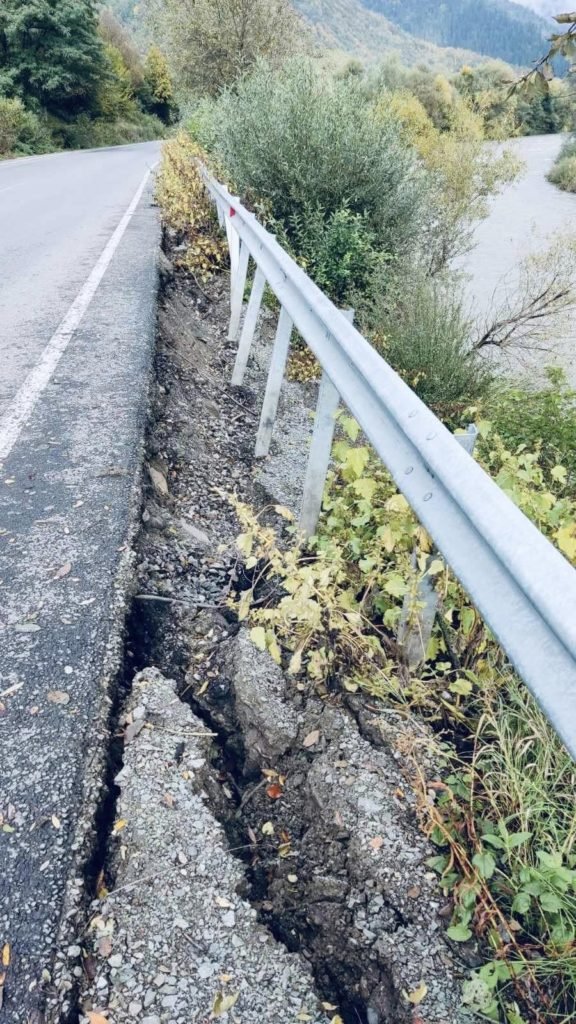 На Рахівщині через дощі пошкоджено частину дороги