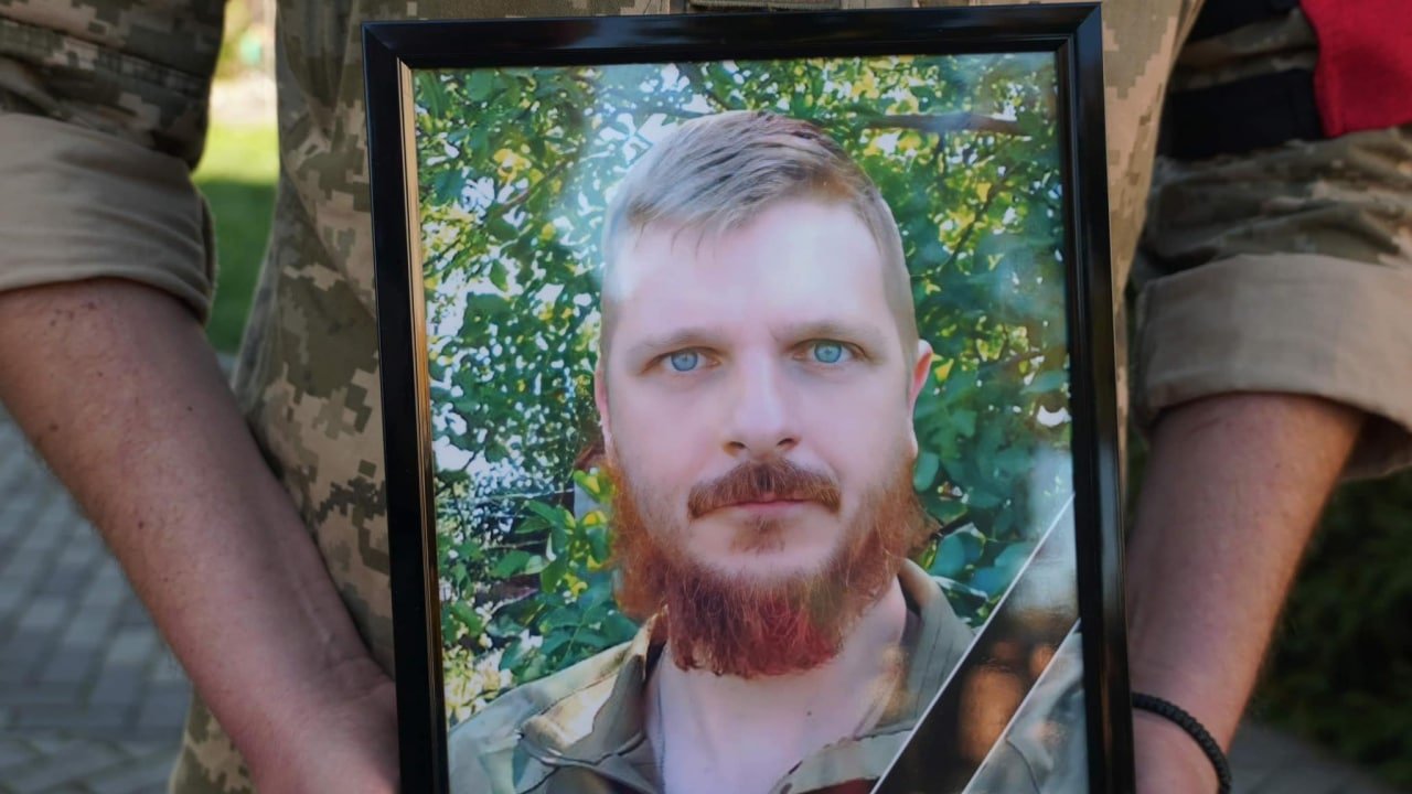 У Мукачеві попрощалися із загиблим на війні Героєм - Олександром Варгою