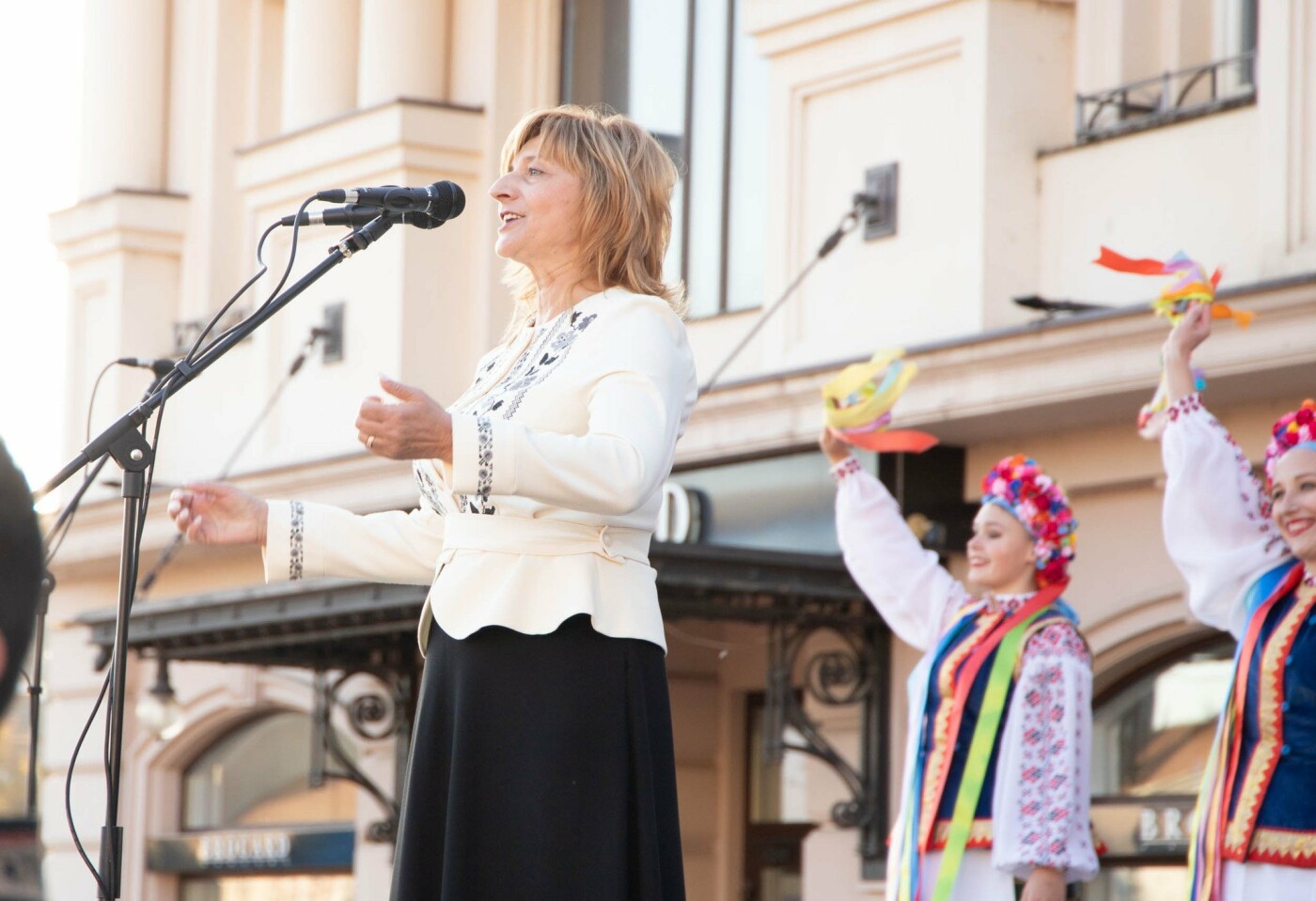 На підтримку 128-ї бригади: Закарпатський народний хор виступив в Ужгороді простонеба 