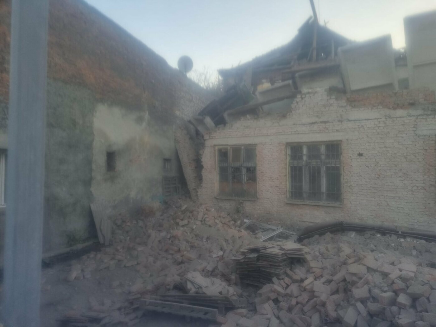 Жодних вибухів: в Ужгороді під час ремонтних робіт обвалилася стара будівля