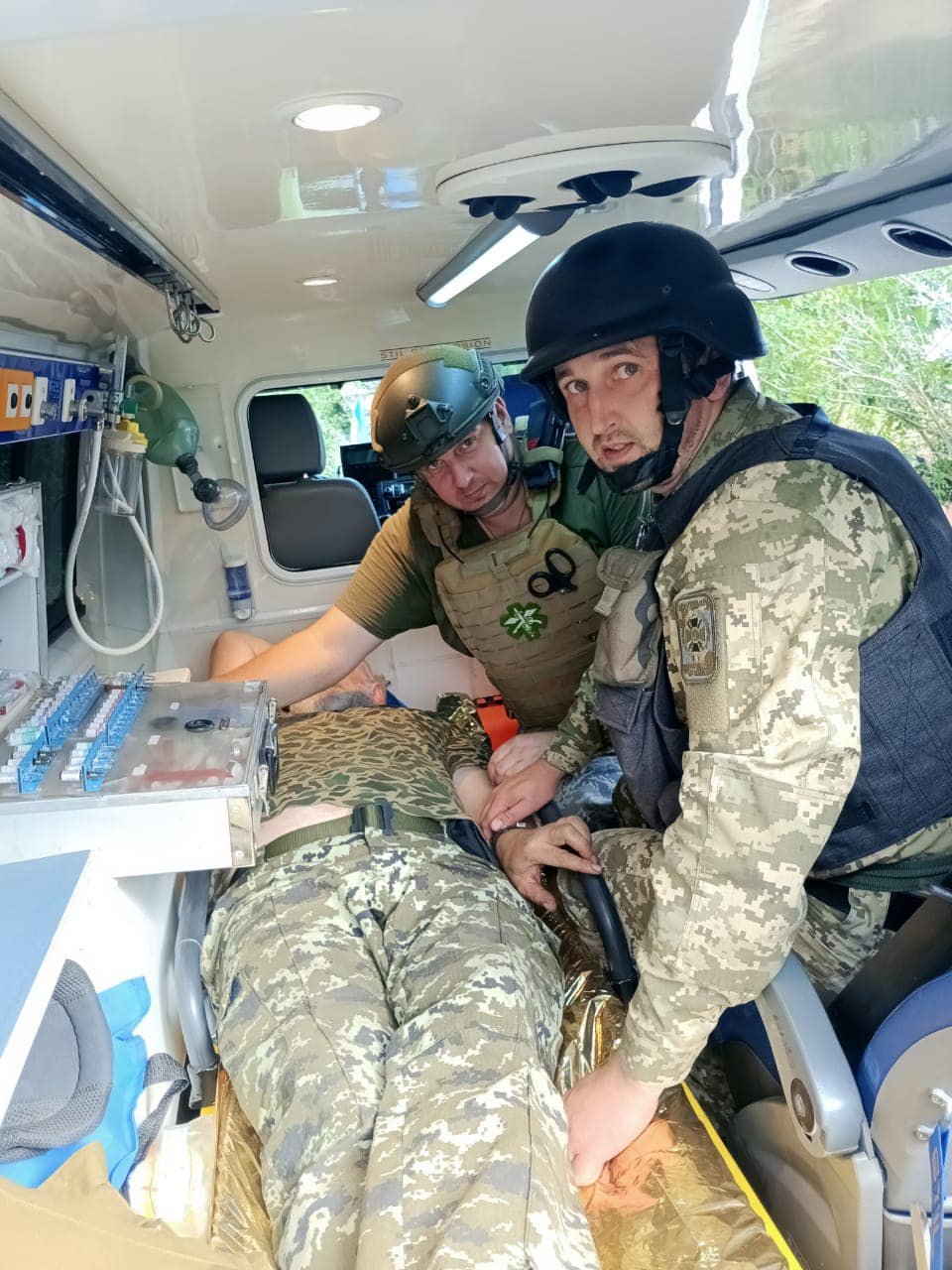 "Не має жодних сумнівів, що поїде знову на передову": лікар з Ужгорода рятує життя на військових ЗСУ (ФОТО)