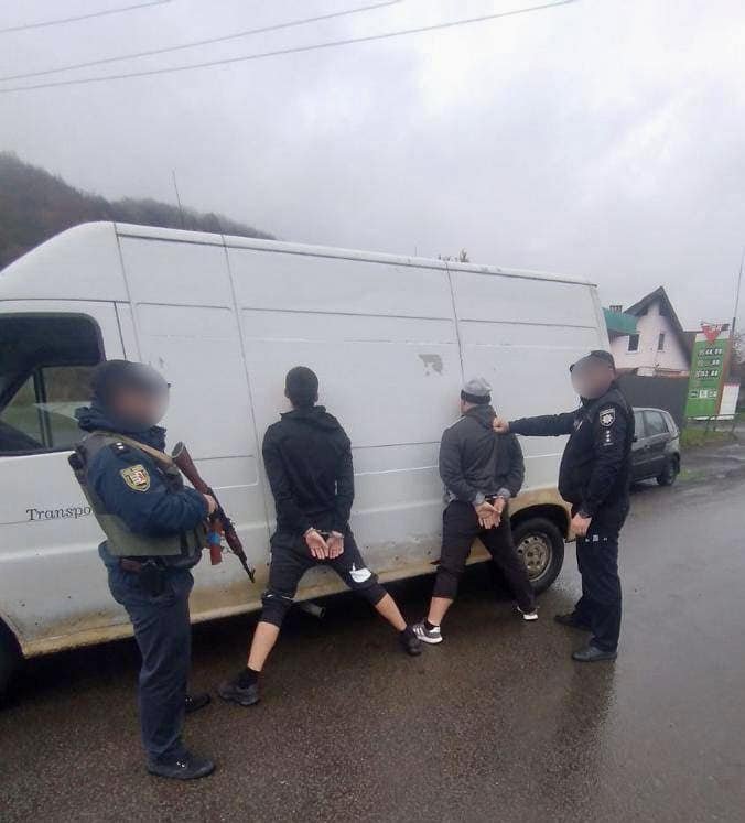 Закарпатська поліція затримала злодіїв, яки викрали з автівки пів мільйона гривень