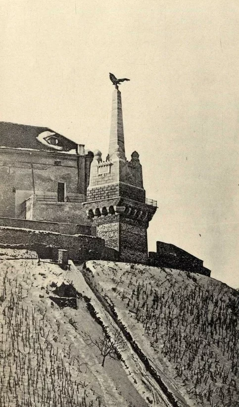 Вид на пам’ятник з турулом у мукачівському замку, 1898 р.