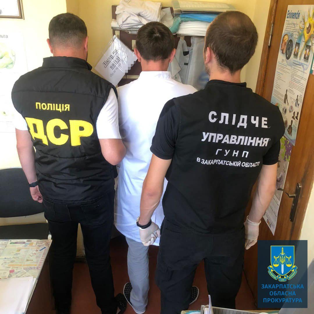 Лікар зі Сваляви, який вимагав хабара, постане перед судом