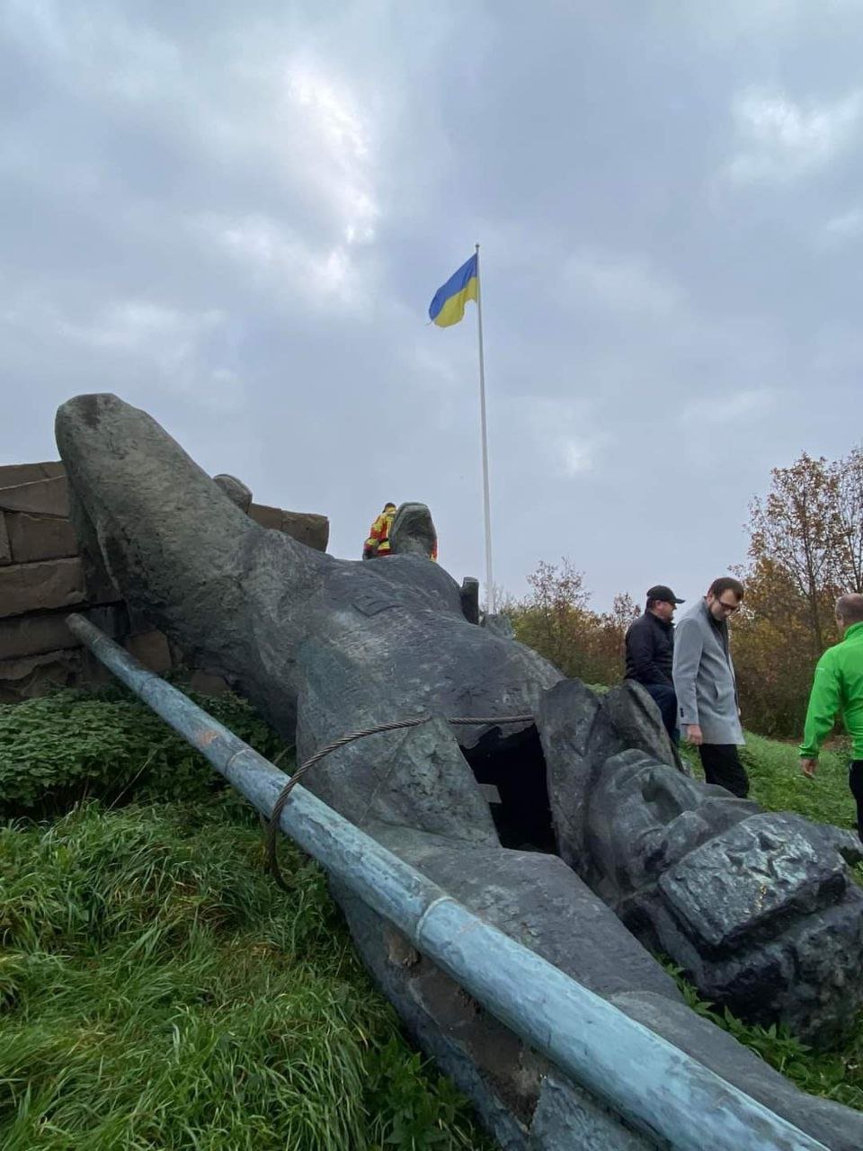 В Ужгороді демонтували пам’ятник радянському солдату на кордоні зі Словаччиною