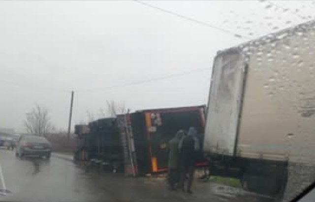 ДТП поблизу Мукачева: вантажівка перевернулася на бік