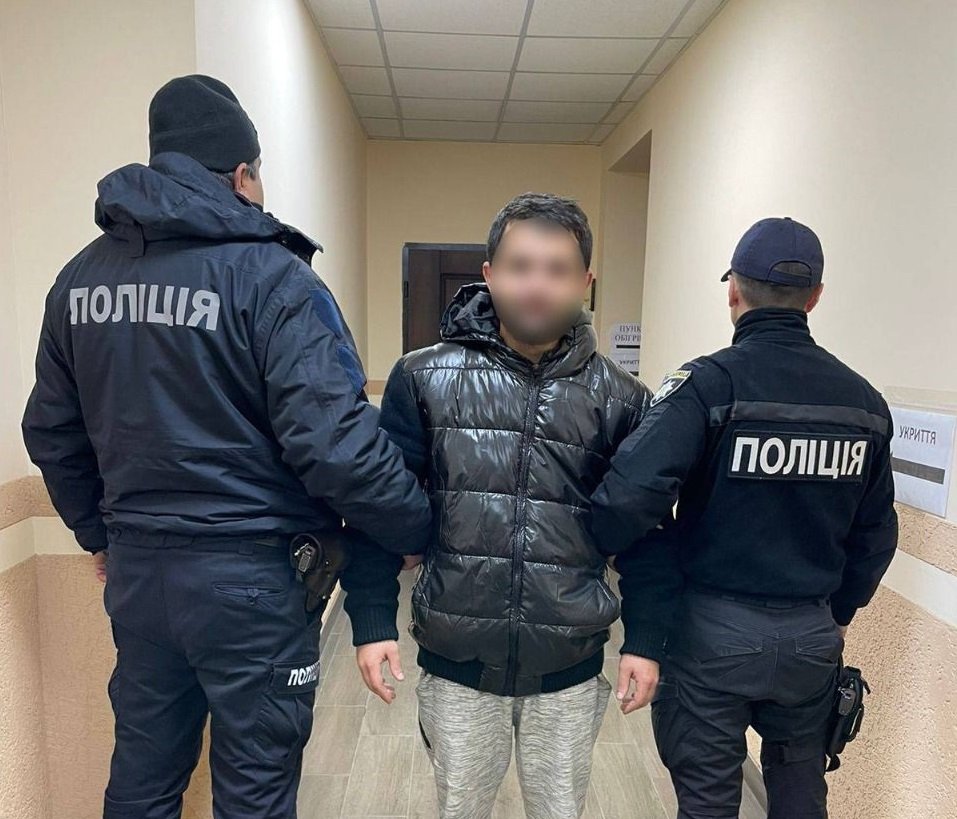 Поліція Сваляви викрила зловмисника, який пограбував місцевого жителя: побив та силою відібрав грошові кошти