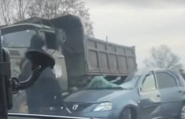 Поблизу Іршави легкова Dacia протаранила вантажівку