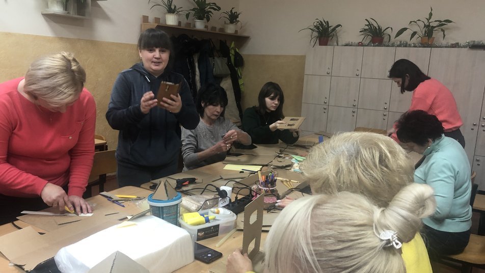 Виготовлення різдвяного будиночка: майстриня з Чернігова провела майстер-клас для вчителів однієї зі шкіл Ужгорода
