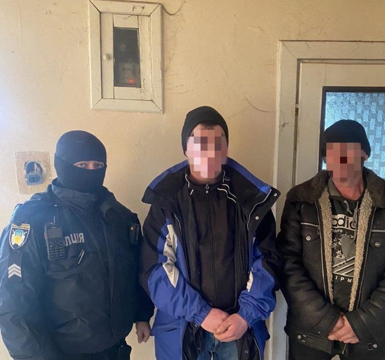 Вдерлися до чужого будинку: поліція охорони Закарпаття затримала групу осіб