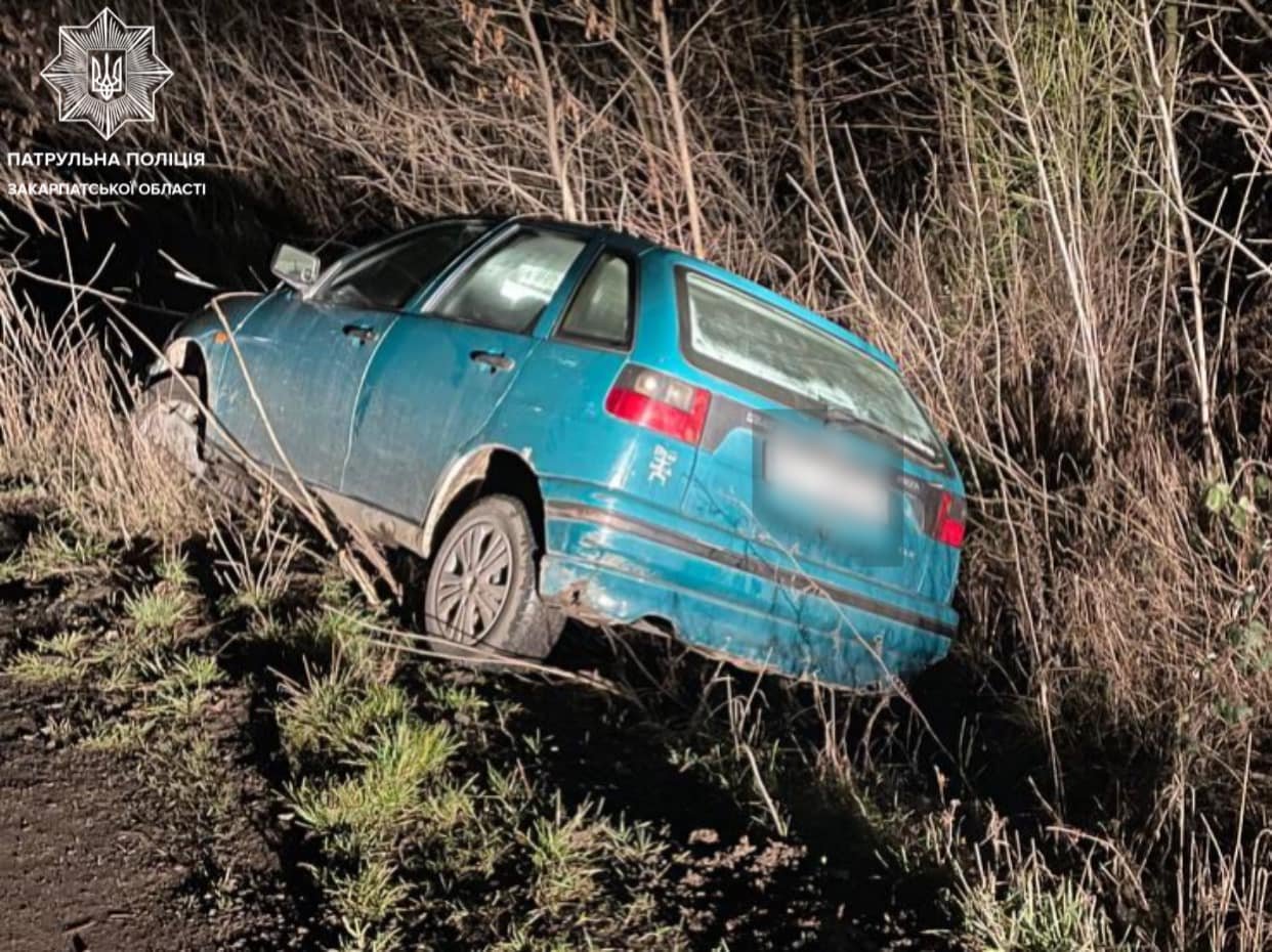 В Ужгороді п‘яний водій спричинив ДТП і втік, покинувши авто
