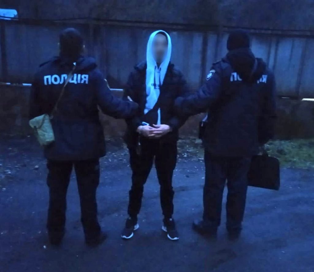 Закарпатець проліз крізь вентиляційне вікно в чужий будинок і викрав звідти майже 30 тисяч доларів 