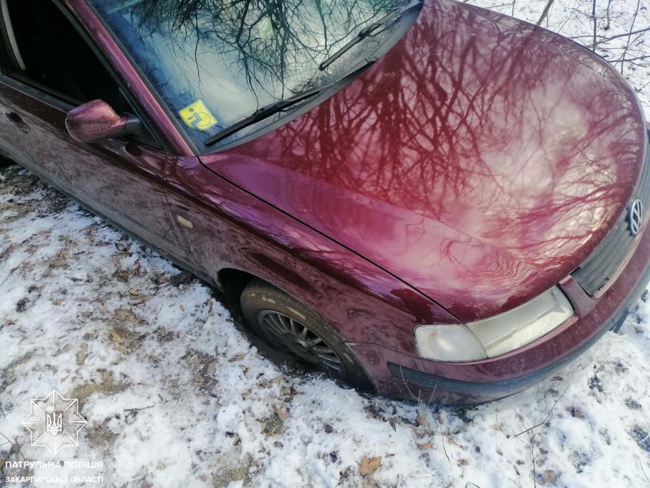 Патрульні допомогли вибратися на дорогу автівці, яка застрягла в глиняній колії