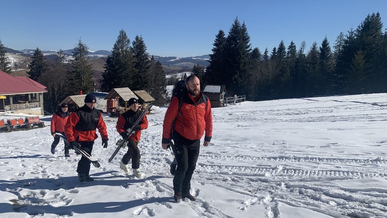 Закарпатські гірські рятувальники показали, як вони працюють взимку