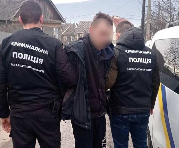 На Хустщині затримали молодика, який під час сварки зарізав власну матір 