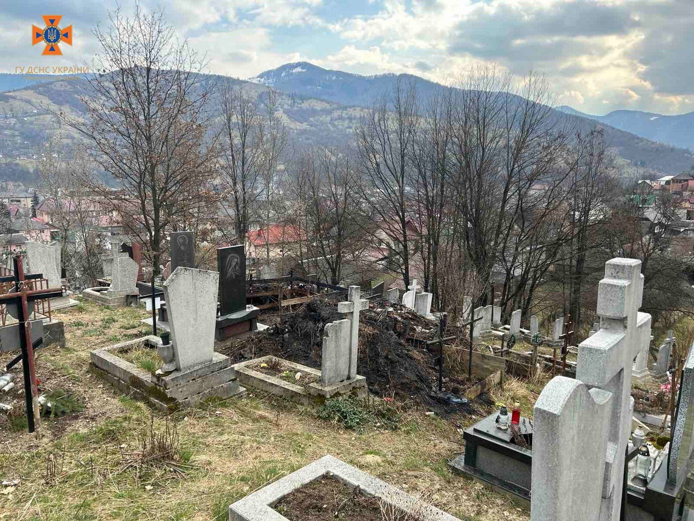 Через загоряння сухостою у Рахові виникла пожежа на кладовищі