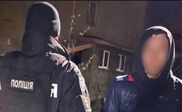 Підозрілий ужгородець, якого зупинили поліцейські, ховав наркотики... у роті