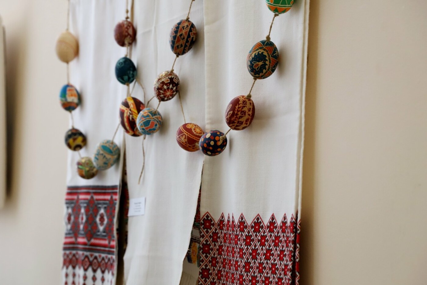 В Ужгороді відкрили благодійну виставку-продаж «Світ писанки»