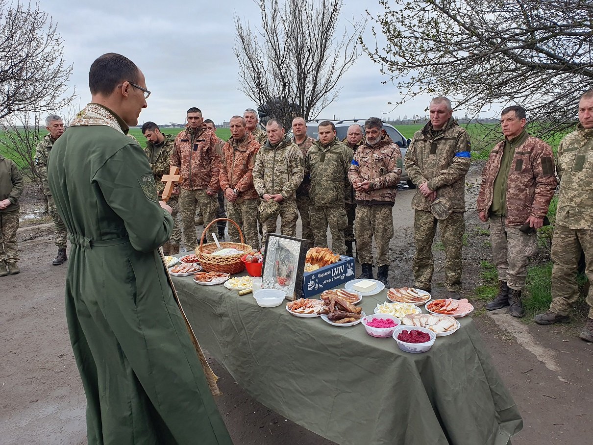 Як святкують Великдень у зоні бойових дій бійці 