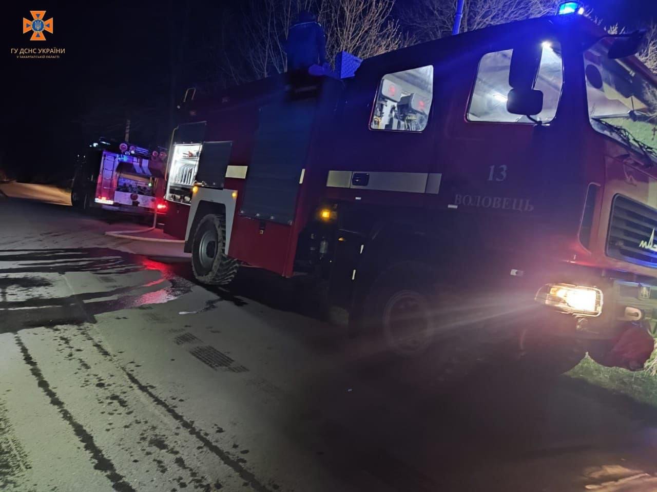 Вогнеборці гасили пожежу на Мукачівщині і виявили всередині оселі чоловіка, який... спав