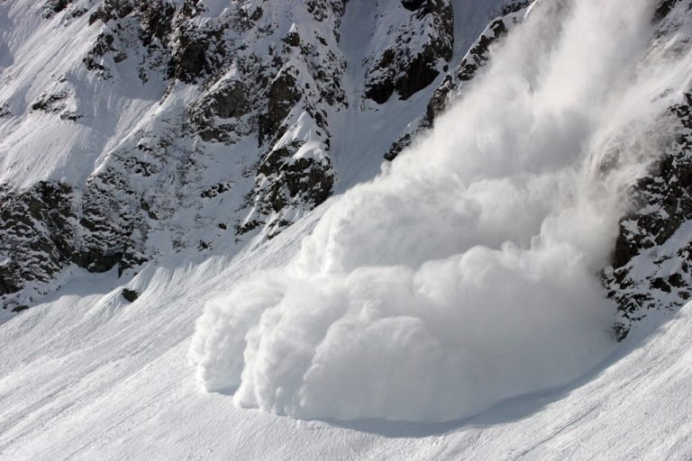 На Закарпатті у горах утримується сніголавинна небезпека