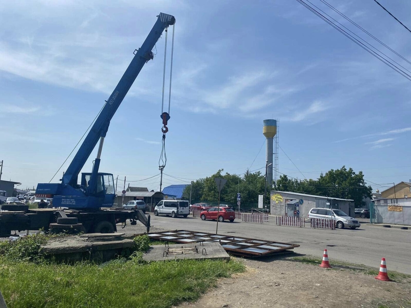 В Ужгороді демонтували ще одну рекламну конструкцію, на яку нема відповідних дозволів