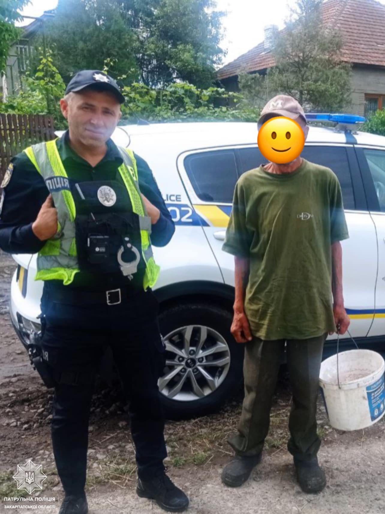 Пішов по гриби, загубився та 2 ночі спав у лісі: в Мукачеві патрульні допомогли заблукалому чоловіку