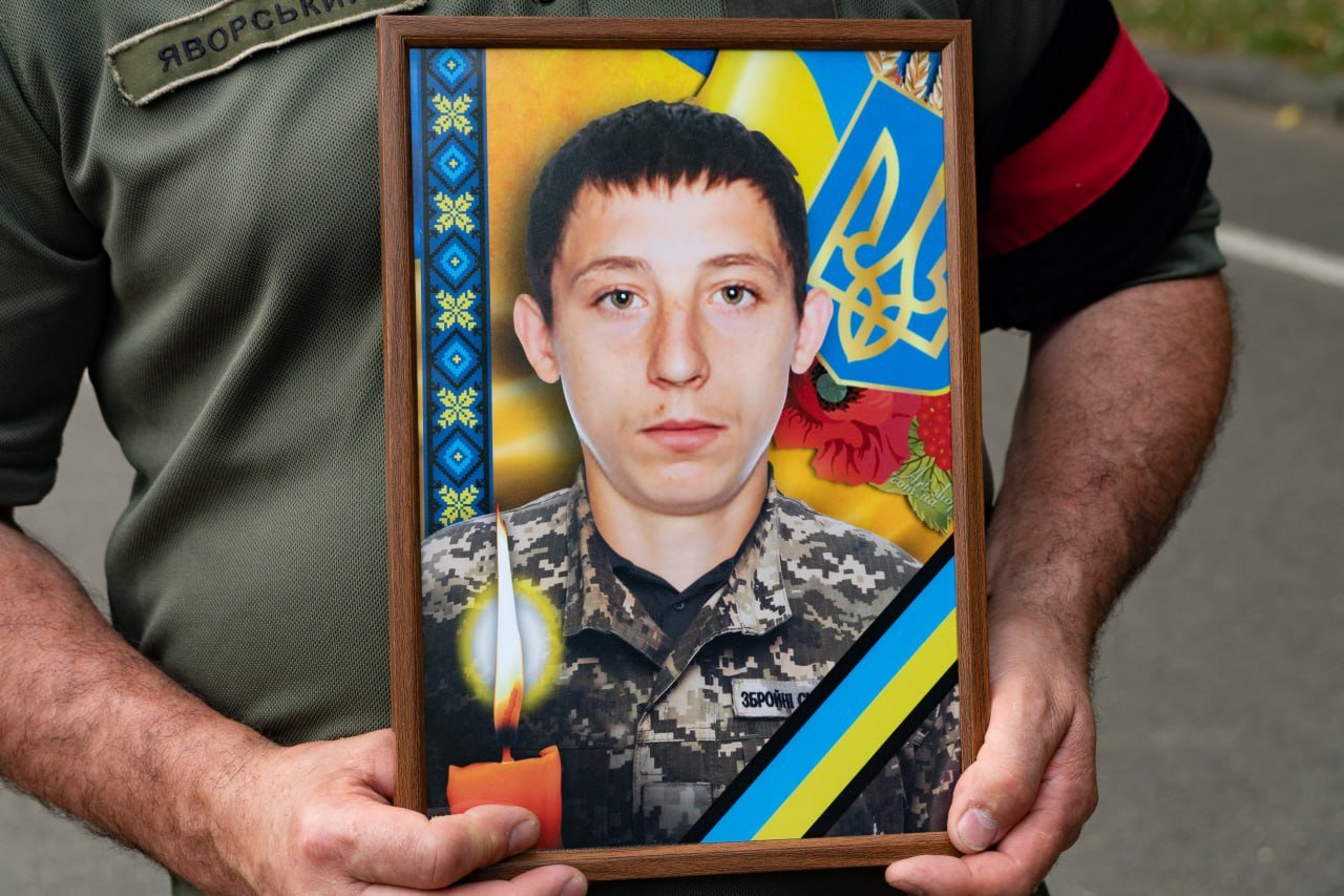Ужгород попрощався із полеглим за Україну 23-річним Степаном Шапченком