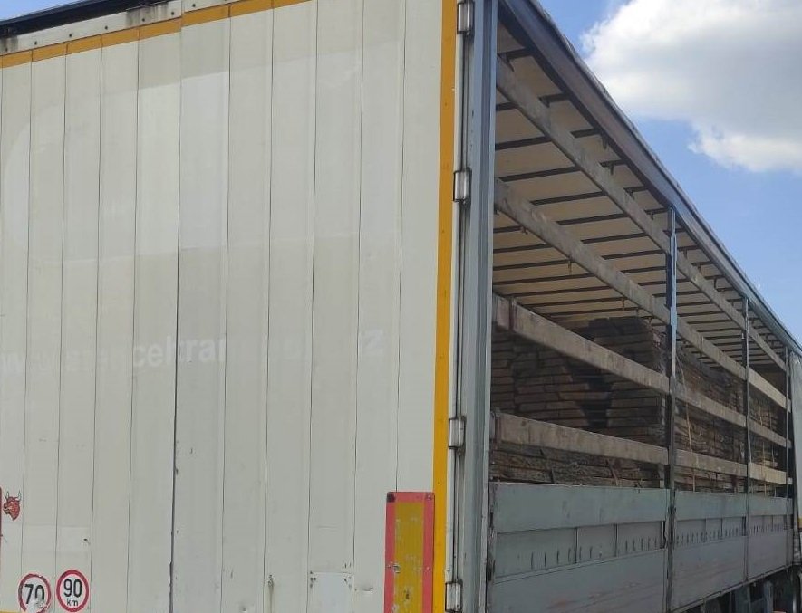 Закарпатські митники не дозволили незаконно вивезти з України партію лісопродукції з цінної породи