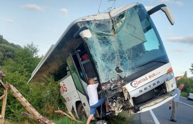 На Мукачівщині у ДТП потрапив пасажирський автобус