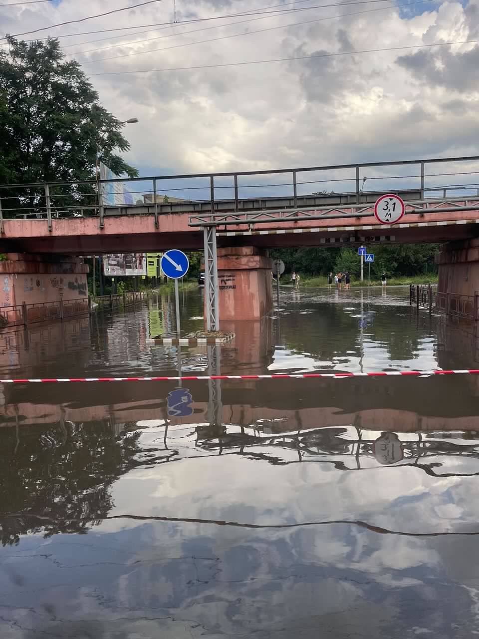 Негода в Ужгороді: злива, град, підтоплені вулиці і навіть змита бруківка