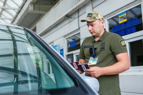 На Закарпатті двоє чоловіків намагалися перетнути кордон за підробленими документами