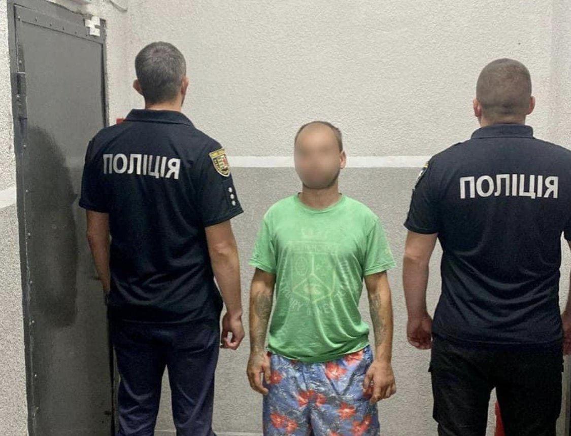 В Ужгороді зловмисник у квартирі товариша жорстоко вбив свою знайому