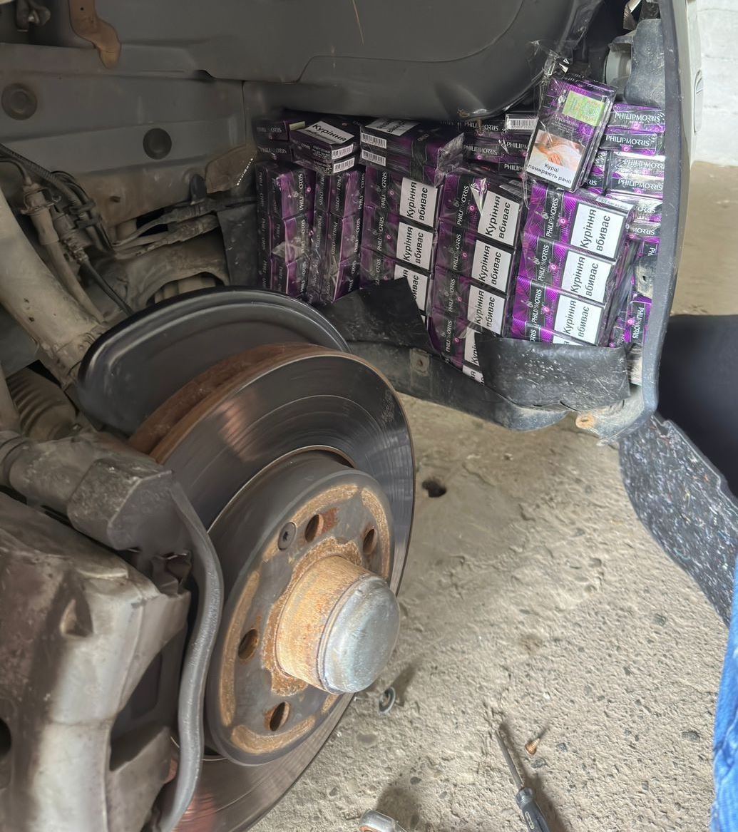Понад півтисячі пачок сигарет виявили митники в автомобілі 63-річного закарпатця