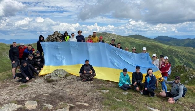 Рекорд України: за один день найбільший державний прапор встановили на усіх вершинах-двотисячниках Карпат