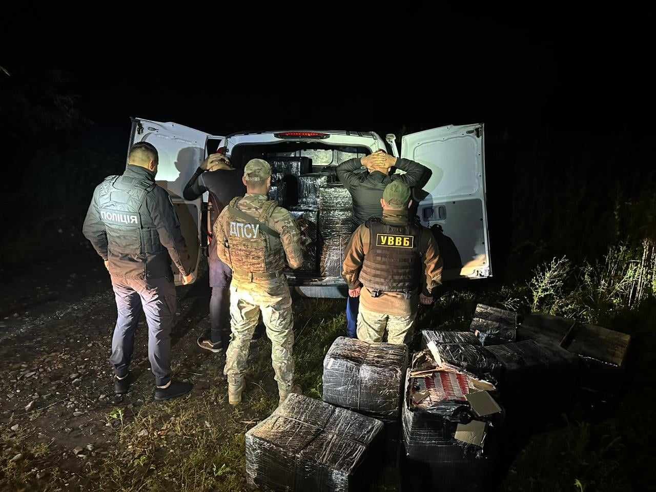 Повний мікроавтобус контрафактного тютюну затримали сьогодні біля кордону в Закарпатті