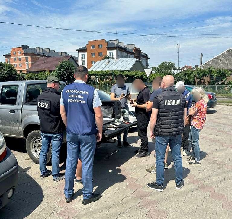 Жителя Мукачівщини викрили на продажі автівок, які були ввезені в Україну як гумдопомога для військових