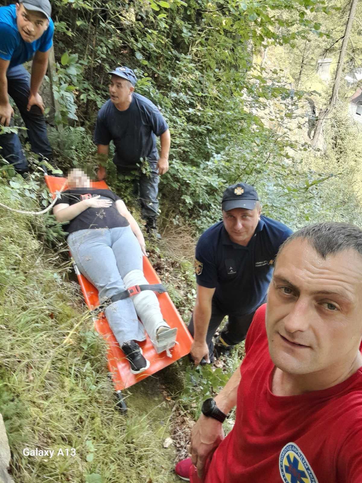 Травмовану туристку зі "Скелі кохання" медики спускали разом з рятувальниками