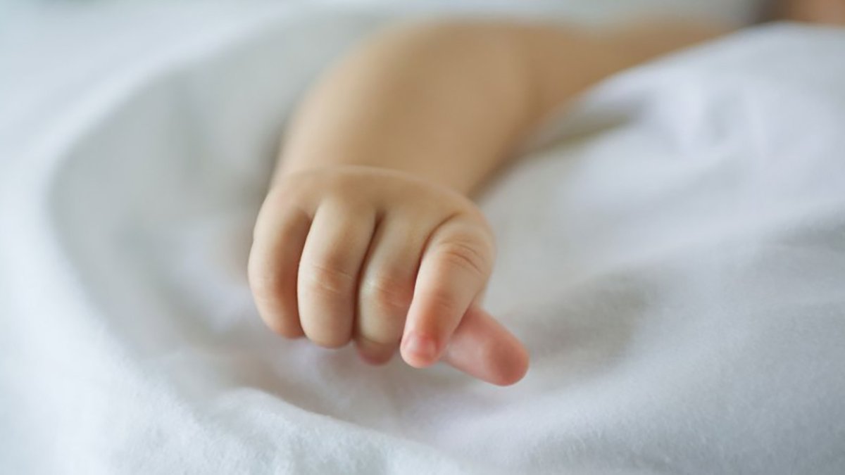 В Мукачеві жінка забула немовля на дитячому майданчику