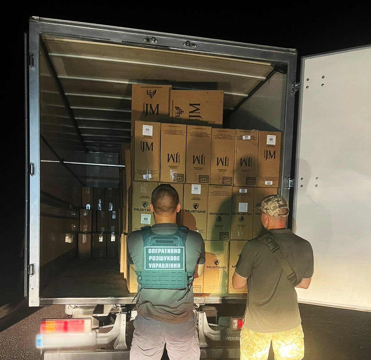 Біля кордону на Закарпатті затримали вантажівку з 300 ящиками контрабандних сигарет