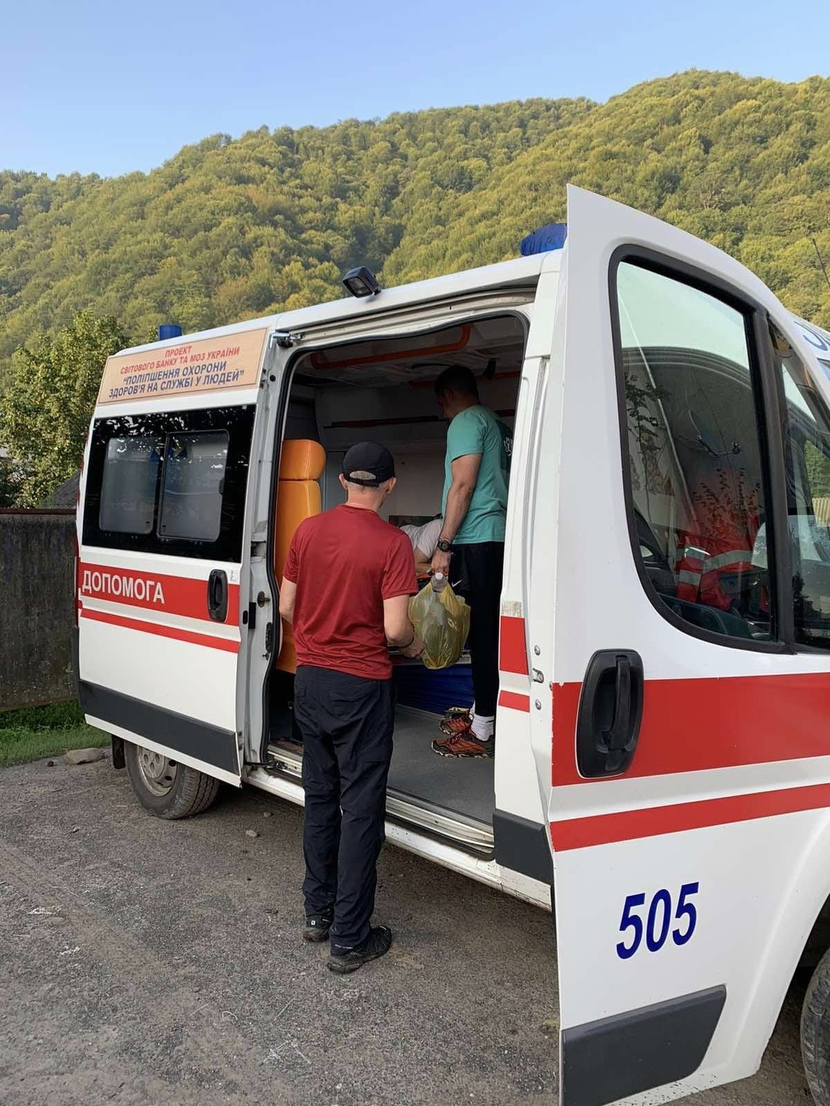 Закарпатські гірські рятувальники надали допомогу туристу, якому стало зле під час походу