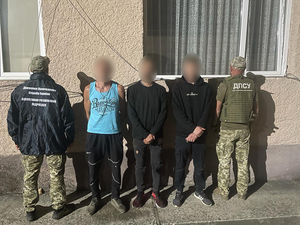 Чотирнадцятьох українців та одного громадянина рф затримали поблизу кордону на Закарпатті